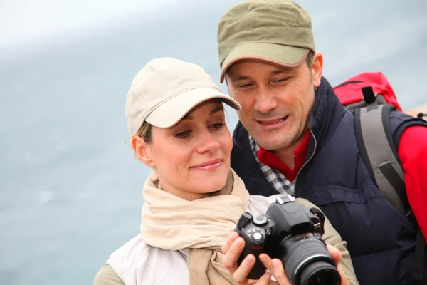 Par med kamera på vandring dag — Stockfoto
