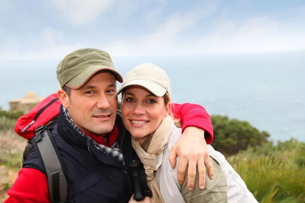 Mutlu çifte doğum günü hiking portresi — Stok fotoğraf