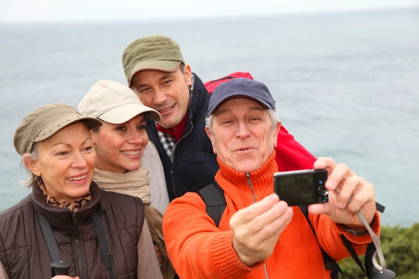 Группа туристов фотографирует себя — стоковое фото