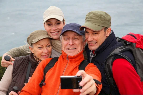 Grupo de excursionistas tomando fotos de sí mismos —  Fotos de Stock