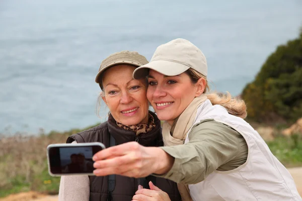 Kvinnor tar bild av sig själva med telefon — Stockfoto