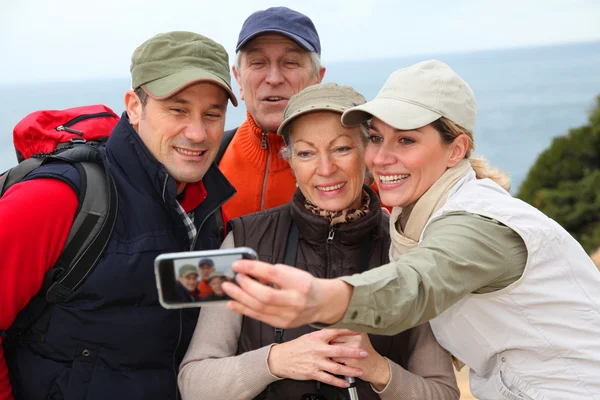 Grupo de excursionistas tomando fotos de sí mismos —  Fotos de Stock