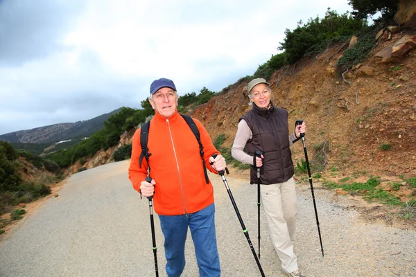 Seniorenpaar bei einem Wandertag — Stockfoto