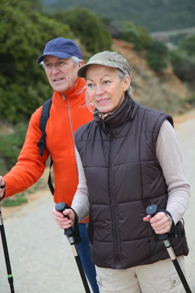 Seniorenpaar bei einem Wandertag — Stockfoto