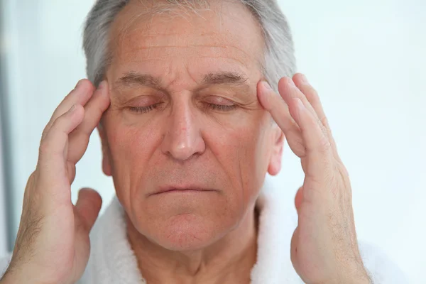 Äldre man har huvudvärk — Stockfoto