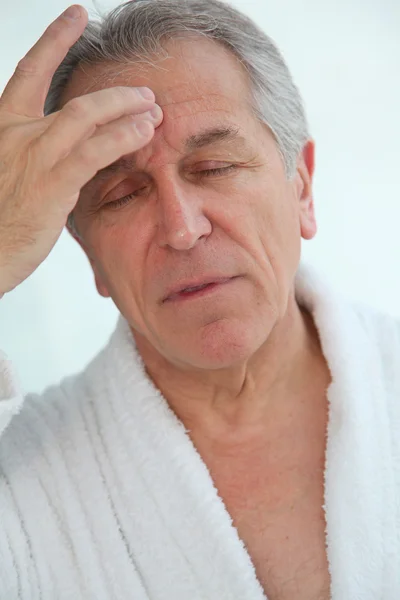 Älterer Mann hat Kopfschmerzen — Stockfoto