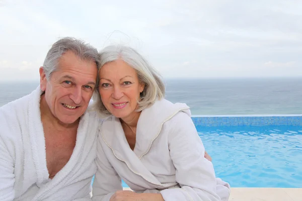Retrato de casal sênior feliz no centro de spa — Fotografia de Stock