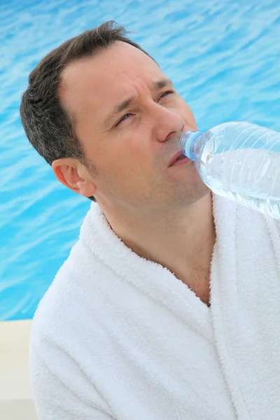 Άνθρωπος πόσιμο νερό από το μπουκάλι — Φωτογραφία Αρχείου