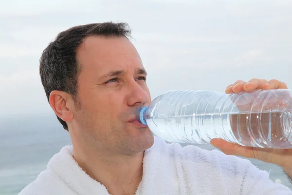 병에서 물을 마시는 사람 — 스톡 사진