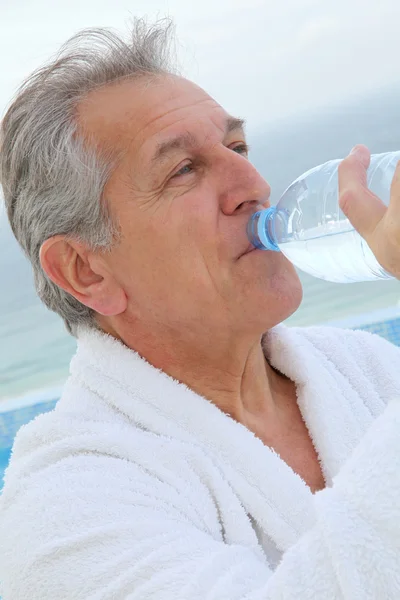 Starší muž pro vysekávání vodu z láhve — Stock fotografie