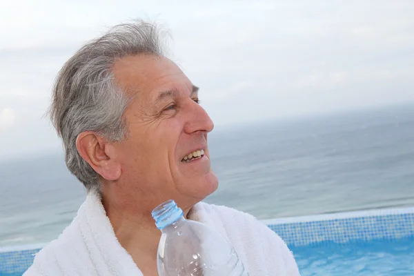 Uomo anziano dinking acqua dalla bottiglia — Foto Stock