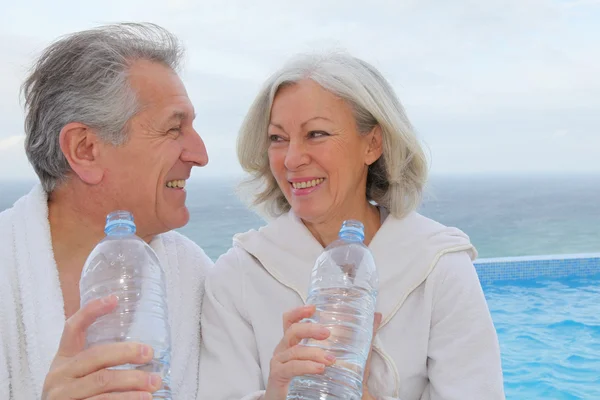 Porträtt av lyckliga äldre par i hälsocenter — Stockfoto
