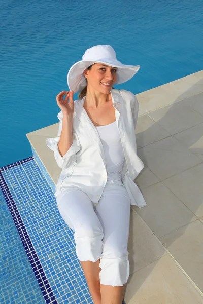 Mulher bonita relaxante por piscina — Fotografia de Stock