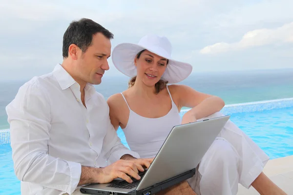 Paar nutzt Laptop-Computer — Stockfoto