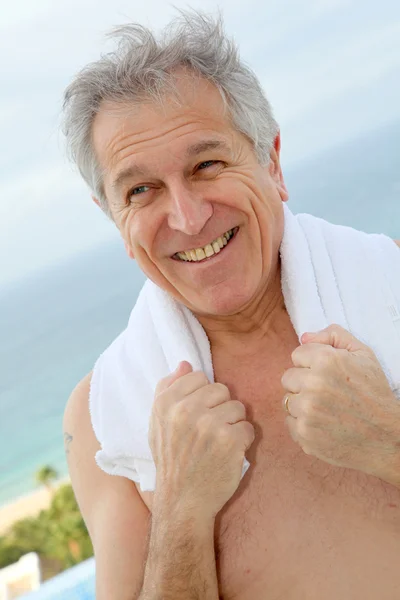 Portrét starší muž s ručníkem aroung krku — Stock fotografie