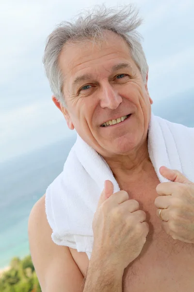 Portret van senior man met handdoek lopen zijn nek — Stockfoto