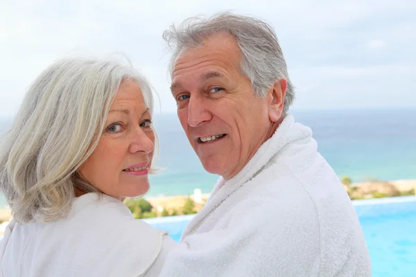 Porträtt av lyckliga äldre par i hälsocenter — Stockfoto