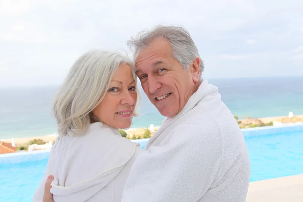 Portret van gelukkige senior paar in spa centrum — Stockfoto