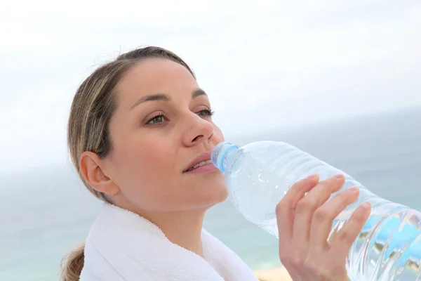 Жінка п'є воду з пляшки — стокове фото