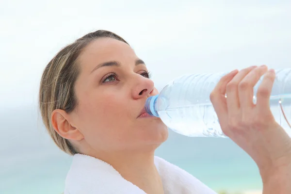 Kvinna dricksvatten från flaska — Stockfoto
