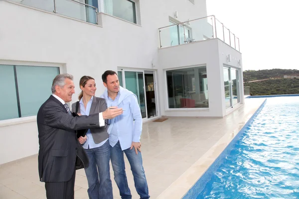 Couple visiting luxury villa with real-estate agent — Stock Photo, Image