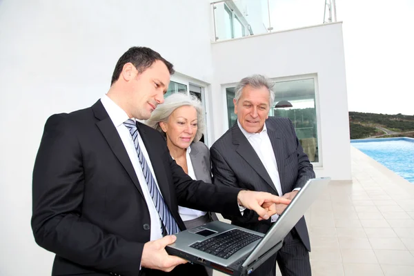 Senior couple visiting luxury villa with real-estate agent — Stock Photo, Image