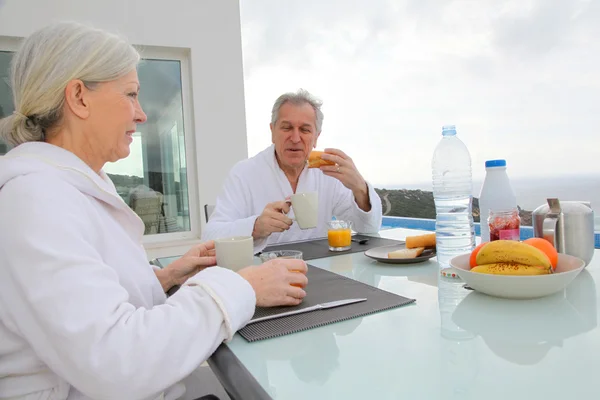 Casal sênior tomando café da manhã fora — Fotografia de Stock