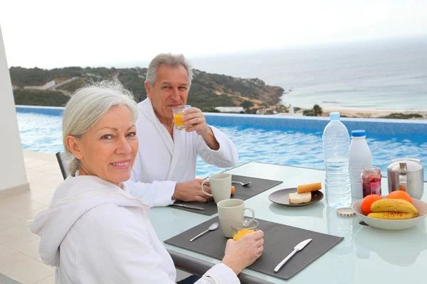 Oudere echtpaar ontbijten — Stockfoto