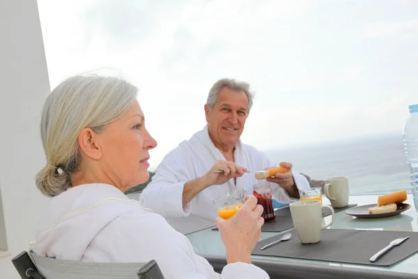 Casal de idosos tomando café da manhã — Fotografia de Stock