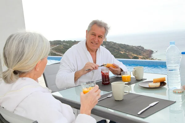 Yaşlı çift kahvaltı yapıyor. — Stok fotoğraf