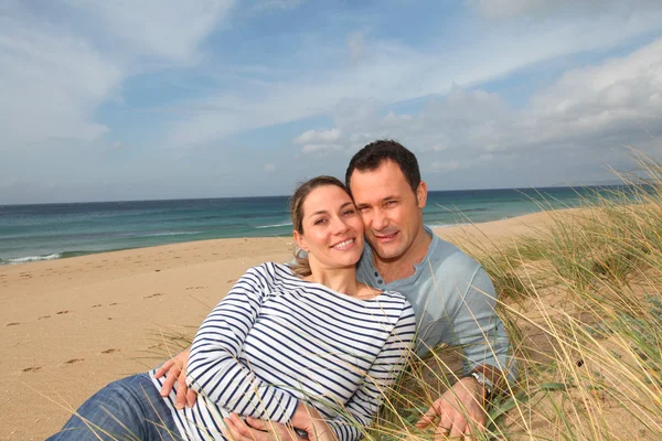 Ευτυχισμένο ζευγάρι στην παραλία — Φωτογραφία Αρχείου