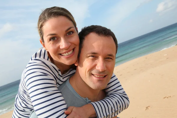 Happy couple at the beach — Stock Photo, Image