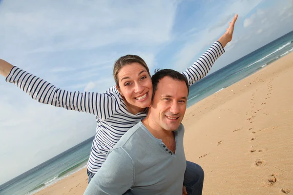 Lyckligt par på stranden — Stockfoto
