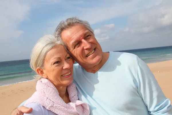 해변에서 행복 한 노인 부부 — 스톡 사진
