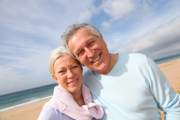 幸福的高级情侣在海滩 — Stockfoto
