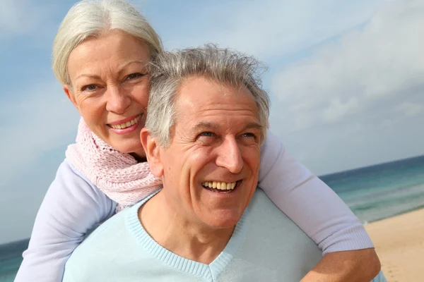 Felice coppia anziana in spiaggia — Foto Stock