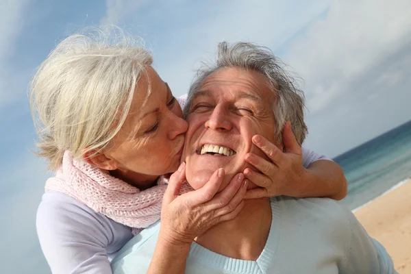 Szczęśliwa para starszych na plaży — Zdjęcie stockowe