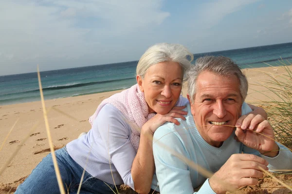 幸福的高级情侣在海滩 — Stockfoto