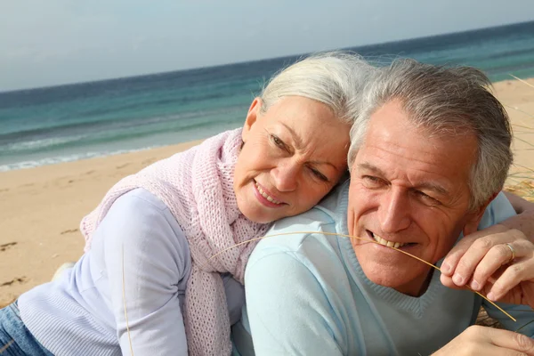 Feliz casal sênior na praia — Fotografia de Stock