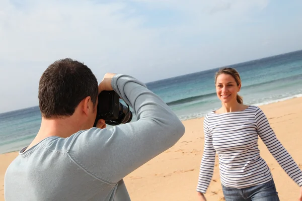Człowiek biorąc obraz dziewczyny na plaży — Zdjęcie stockowe