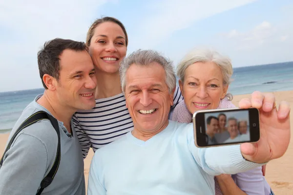 Famiglia scattare foto in spiaggia — Foto Stock