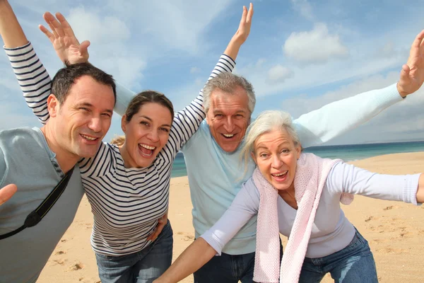 Familie vakantie op het strand — Stockfoto