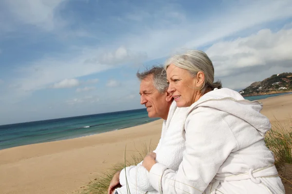 Idősebb pár a strandon — Stock Fotó