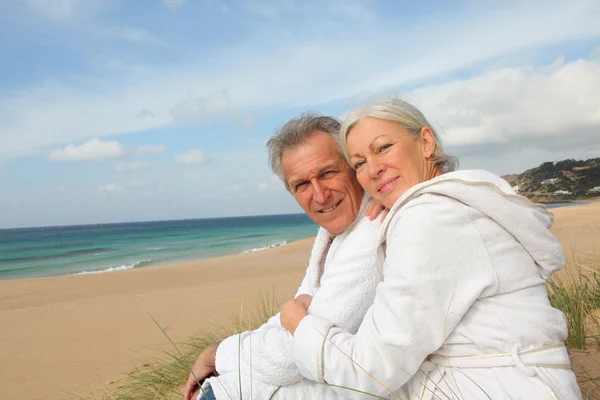 Старшая пара на пляже — стоковое фото