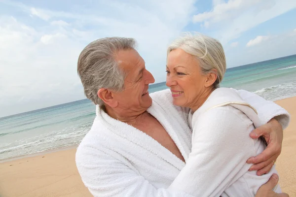 Senior couple at the beach — Stock Photo, Image