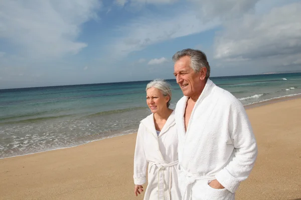 해변에서 수석 부부 — 스톡 사진