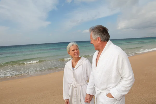 Старшая пара на пляже — стоковое фото