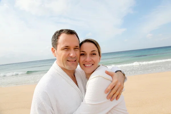 Couple relaxing at the beach — Stock Photo, Image