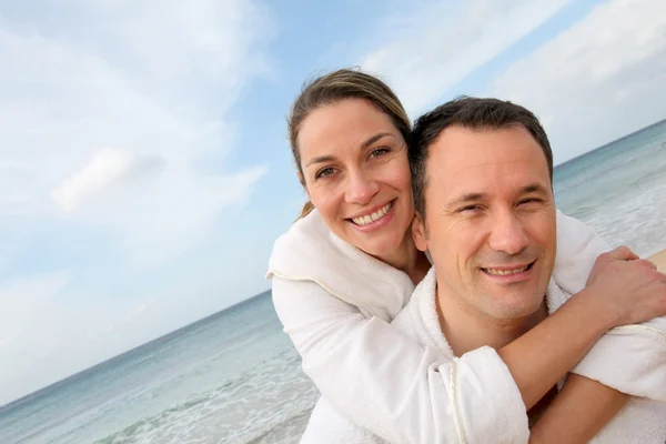 Couple relaxing at the beach — Stock Photo, Image