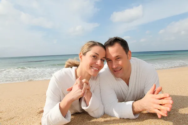 Paar ontspannen op het strand — Stockfoto